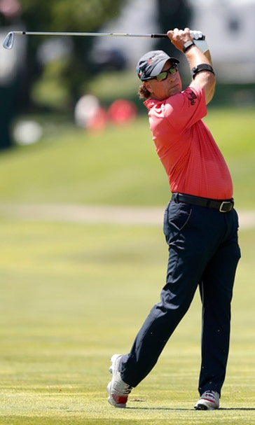 Langer surges to tie for lead at 6-under in Iowa
